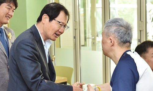 박찬구 금호석유화학그룹 회장이 맞춤형 보장구 전달식을 마친 후 시설 내부를 돌아보며 시설 거주자와 대화를 나누고 있다. ⓒ금호석유화학