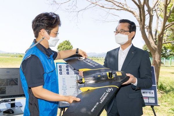 31일 경상남도 밀양시 국유지를 방문해 국유재산 실태조사 현장을 점검한 권남주 한국자산관리공사 사장(사진 오른쪽)이 실태조사에 활용되는 드론 기체에 대한 설명을 듣고 있다.ⓒ한국자산관리공사