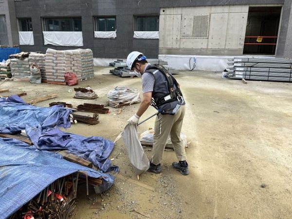 당진수청1BL 공사 현장에서 '플로깅(Plogging) 동부' 활동이 이뤄지고 있다.ⓒ동부건설