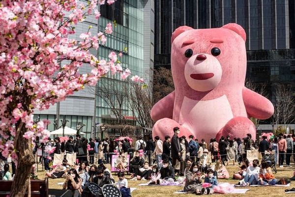 롯데월드타워 광장 앞 15m 초대형 벨리곰 전시.ⓒ롯데홈쇼핑