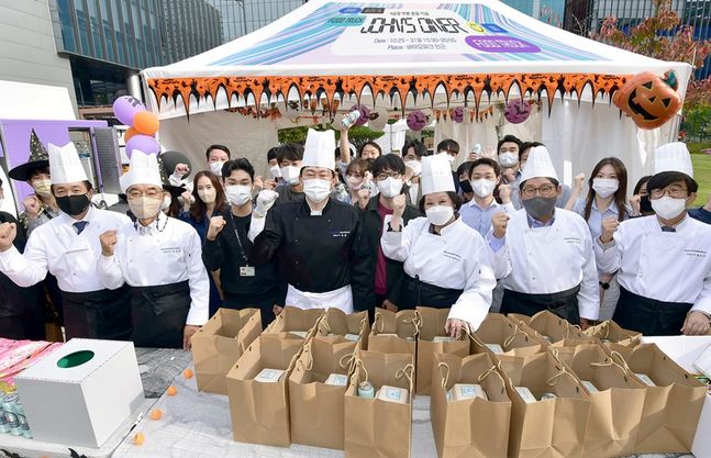 존림 삼성바이오로직스 대표(왼쪽 세번째)와 사외이사 및 임원이 푸드트럭 행사 배식을 진행하며 임직원들과 기념촬영을 하고 있다.ⓒ삼성바이오로직스