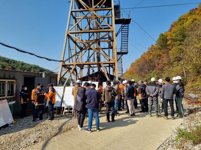 27일 오전 8시 34분께 경북 봉화군 한 아연 채굴 광산에서 붕괴사고가 발생했다는 신고가 접수돼 소방당국이 구조작업을 펼치고 있다. 소방당국은 전날 오후 6시께 사고가 발생한 것으로 보고 있다.ⓒ연합뉴스 독자제공