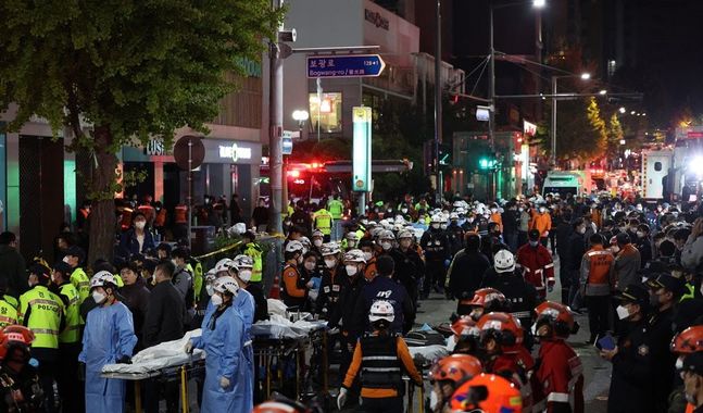 30일 오전 서울 용산구 이태원 핼러윈 인명사고 현장에 사망자 이송을 위해 구급대원 등이 대기하고 있다.ⓒ연합뉴스