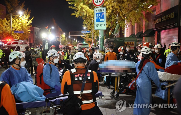 지난 29일 발생한 서울 용산구 이태원 핼러윈 인명사고 현장에서 부상자가 병원으로 후송되고 있다.ⓒ연합뉴스