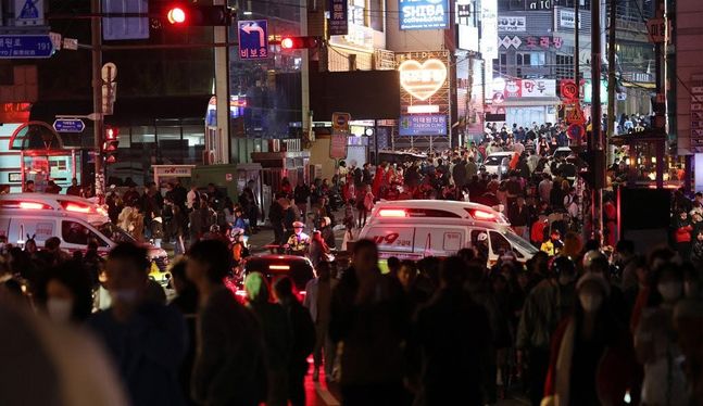 30일 오전 서울 용산구 이태원 핼러윈 인명사고 현장 인근으로 구급차가 향하고 있다.ⓒ연합뉴스