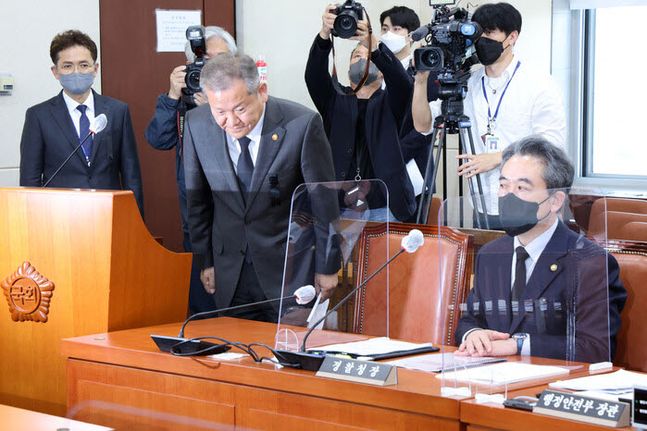 이상민 행정안전부 장관이 1일 오후 국회에서 열린 행정안전위원회 전체회의에서 이태원 참사와 관련해 현안 보고를 마치고 인사하고 있다. 오른쪽은 윤희근 경찰청장. ⓒ연합뉴스