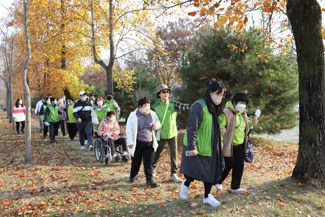 서창희 이사장(가운데)을 비롯한 코오롱 임직원 봉사자들과 장애인 참가자들이 삼남길을 걷고 있는 모습.ⓒ코오롱그룹