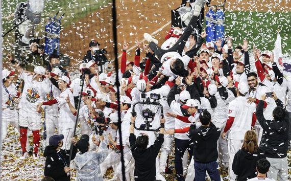 SSG랜더스가 이달 8일 열린 '2022 신한은행 SOL KBO 포스트시즌 한국시리즈' 6차전에서 키움 히어로즈를 누르고 우승컵을 들어올렸다.ⓒ연합뉴스