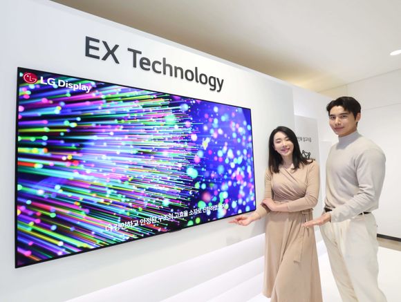 LG디스플레이 모델이 EX 테크놀로지가 적용된 OLED TV 패널을 소개하고 있다ⓒLG디스플레이