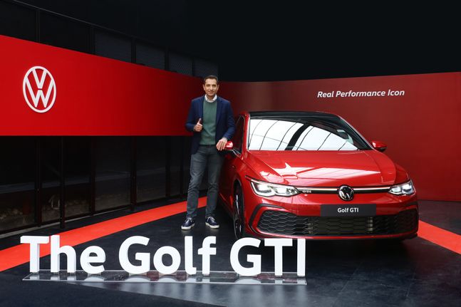 사샤 아스키지안 폭스바겐코리아 사장이 신형 골프 GTI 옆에 서 있는 모습. ⓒ폭스바겐코리아