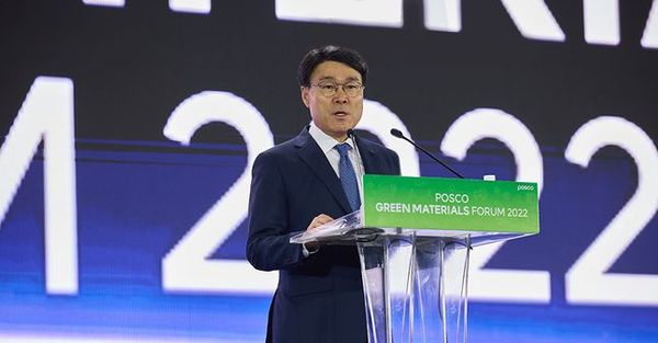 최정우 포스코그룹 회장이 이달 2일 인천 송도 컨벤시아에서 열린 ‘친환경소재포럼 2022’에서 기조연설하고 있다. ⓒ포스코홀딩스