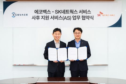(왼쪽부터) 정철교 에코백스 한국지사 대표, 주현철 SK네트웍스서비스 그룹장이 올해 4월 사후지원서비스(AS) 업무협약을 맺고 기념 촬영을 하는 모습ⓒ에코백