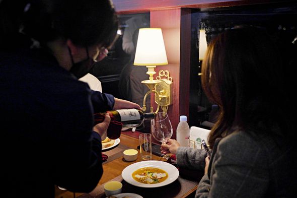 버슐랭이 진행된 지난 7~8일 고객이 음식을 맛보고 있다.ⓒ롯데제과