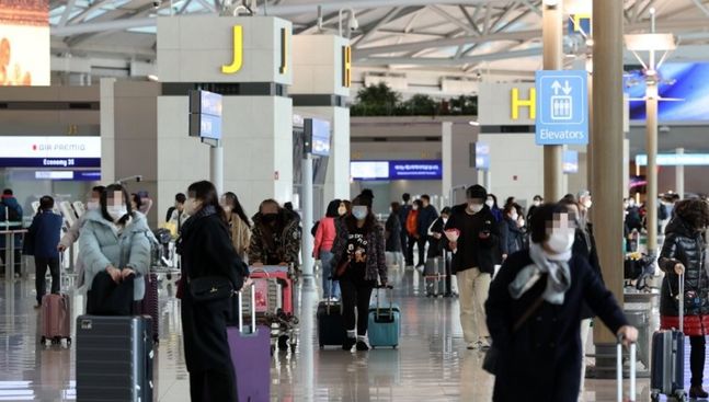 인천국제공항 1터미널 출국장에서 시민들이 탑승구로 향하고 있다.ⓒ연합뉴스