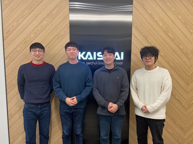 (왼쪽부터) KAIST 김재철AI대학원 윤세영 교수, 이기훈 박사과정, 김상묵 박사과정, 김준기 석사과정.ⓒKAIST