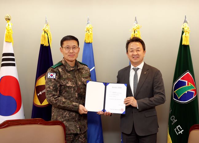 지난 28일 대우건설 백정완 사장(오른쪽)이 수방사령관 김규하 중장에 위문금 전달 후 기념촬영을 하고있다.ⓒ대우건설