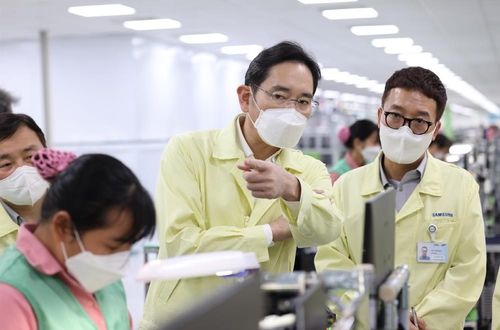 지난 22일 베트남 삼성전자 법인(SEV)을 방문해 스마트폰 생산 공정을 둘러보는 이재용ⓒ연합