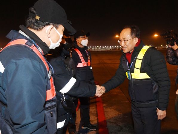 추경호 부총리 겸 기획재정부 장관이 1일 인천공항 대한항공 제1화물터미널 수출화물 선적 직업장에서 근로자들과 악수하고 있다ⓒ기획재정부