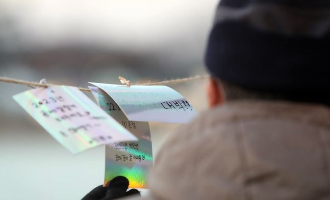 보험업계가 점차 젊은 리더를 발탁하는 배경에는 잠재고객인 2030세대의 보험가입률 하락세가 영향을 미친 것으로 보인다. 20대와 30대의 생명보험 가입률은 지난 2003년 각각 85.2%, 90.4%로 정점을 찍었지만 2021년에는 만 2022년 기준 56.8%, 75.2% 등으로 급락한 바 있다.ⓒ연합