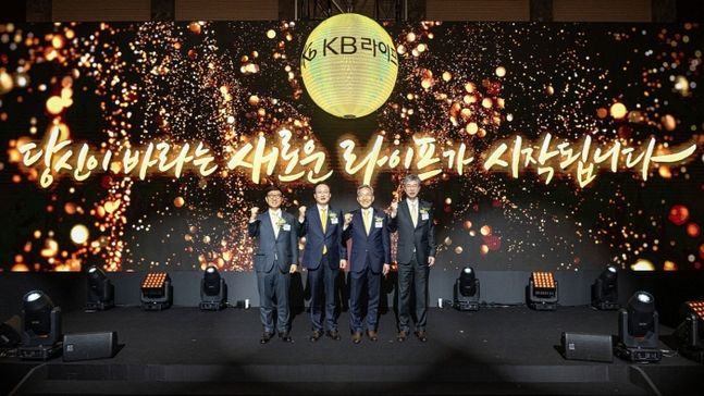 서울 강남 역삼동 KB라이프타워에서 진행된 ‘KB라이프생명 출범식에서 비전을 선포하고 윤종규 KB금융그룹 회장(오른쪽 두 번째), 허인 KB 금융지주 부회장(오른쪽 첫 번째), 이동철 KB금융지주 부회장(왼쪽 첫 번째), 이환주 KB라이프생명 대표이사 사장(왼쪽 두 번째)이 기념사진을 촬영하고 있다.ⓒKB라이프생명