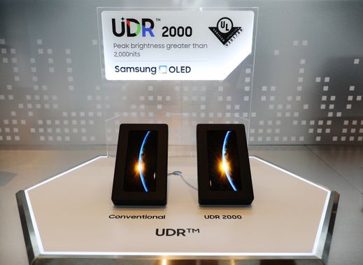 'CES 2023' 삼성디스플레이 전시 부스에서 'UDR 2000' 마크를 획득한 초고휘도 OLED와 일반 OLED의 밝기를 비교 전시하고 있는 모습ⓒ삼성디스플레이