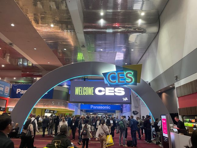 세계 최대 전자·정보기술(IT) 전시회 CES 2023이 열린 미국 라스베이거스 컨벤션센터 센트럴홀에서 관람객들이 이동하고 있다.ⓒEBN 이경은 기자