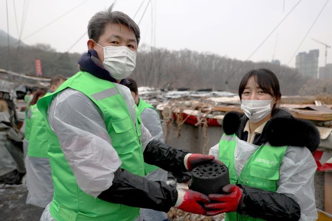 정종표 사장(왼쪽)과 80여명의 임직원 및 가족들이 지난 7일 서울시 강남구 구룡마을 일대에서 사랑의 연탄나눔 봉사활동을 펼치고 있다.ⓒDB손해보험