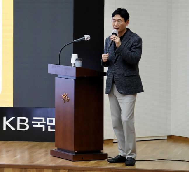 지난 13일 열린 2023년 상반기 경영전략회의에서 참석한 이창권 KB국민카드 사장이 올해 경영전략에 대해 말하고 있다.ⓒ KB국민카드