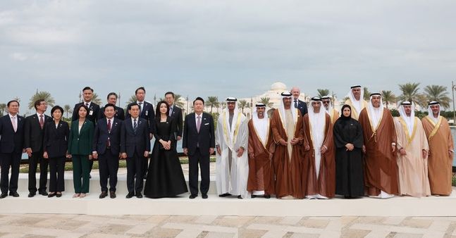 아랍에미리트(UAE)를 국빈 방문 중인 윤석열 대통령과 김건희 여사가 15일(현지시간) 아부다비 대통령궁에서 열린 한-UAE 정상회담을 마친 후 무함마드 빈 자예드 알 나흐얀 UAE 대통령과 오찬에 앞서 기념촬영을 하고 있다. 국내 경제 리더들도 동행했다.ⓒ연합뉴스