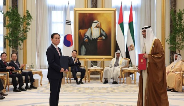 김동섭 한국석유공사 사장이 15일(현지시간) 아랍에미리트(UAE) 아부다비 대통령궁에서 열린 한-UAE 양해각서(MOU) 체결식에서 윤석열 대통령과 무함마드 빈 자예드 알 나흐얀 UAE 대통령이 지켜보는 가운데 기념촬영을 하고 있다.ⓒ연합