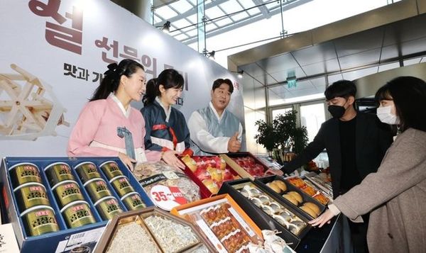 카드사들이 설 연휴를 맞아 대형마트·전통시장 이용 고객에게 다양한 혜택을 제공하고 있다.ⓒ연합