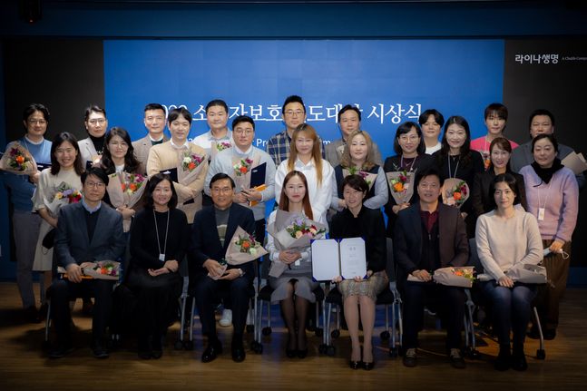 제4회 소비자보호 연도대상 시상식 단체 사진. 조지은 라이나생명 대표(오른쪽에서 세번째)와 2022소비자보호 연도대상 대상수상자인 배정우 대리(오른쪽에서 네번째)ⓒ라이나생명