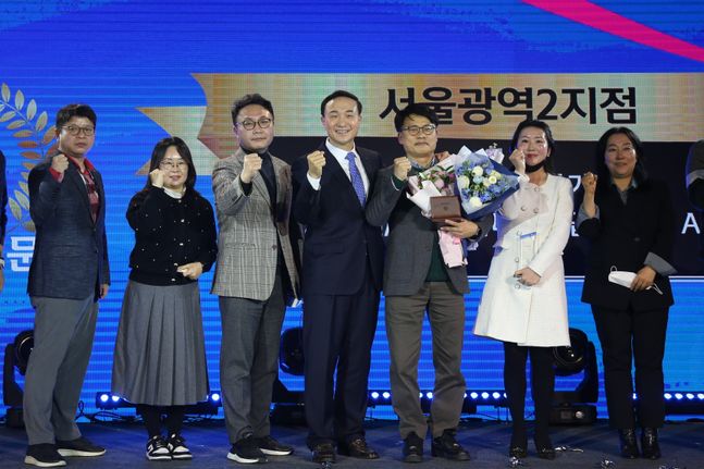 신한카드가 지난 해 이룬 업적을 축하하는 '2022년 업적평가대회'를 서울 종로구 HW컨벤션에서 18일 열었다. 문동권 신한카드 사장(왼쪽 네 번째)이 조직 부문에서 수상한 조직장들과 파이팅을 외치고 있다.ⓒ신한카드