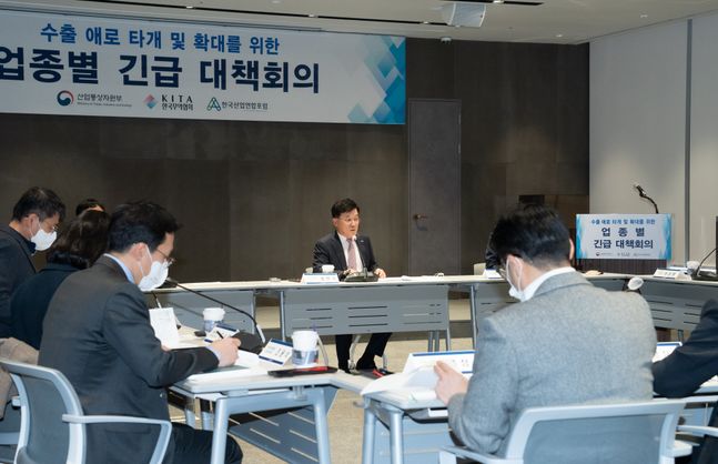 정만기 부회장 주재로 18일 열린 ‘제4차 수출 애로 타개 및 확대를 위한 업종별(반도체·디스플레이·전자정보통신산업) 긴급 대책 회의’ ⓒ무협