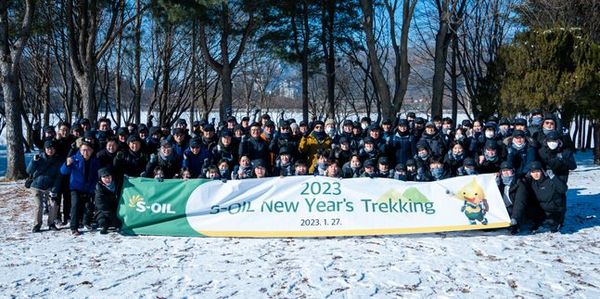 에쓰오일 알 카타니 CEO를 포함한 경영진 및 신입사원 등 100여명이 과천 서울대공원에서 트레킹을 하고 경영목표 달성을 위한 결의를 다졌다.ⓒ에쓰오일