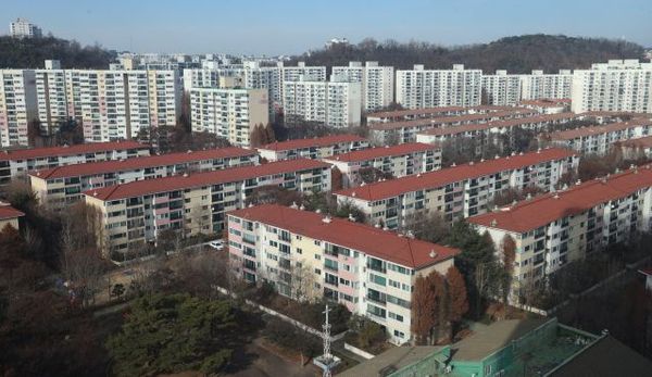 재건축 합리화 방안 시행으로 안전진단 통과 단지가 급증했지만 부동산 침체로 재건축 아파트 거래량이 급감하고 사업성에 대한 의문도 이어지고 있다. 사진은 서울 양천구 목동 아파트 단지 모습.ⓒ연합