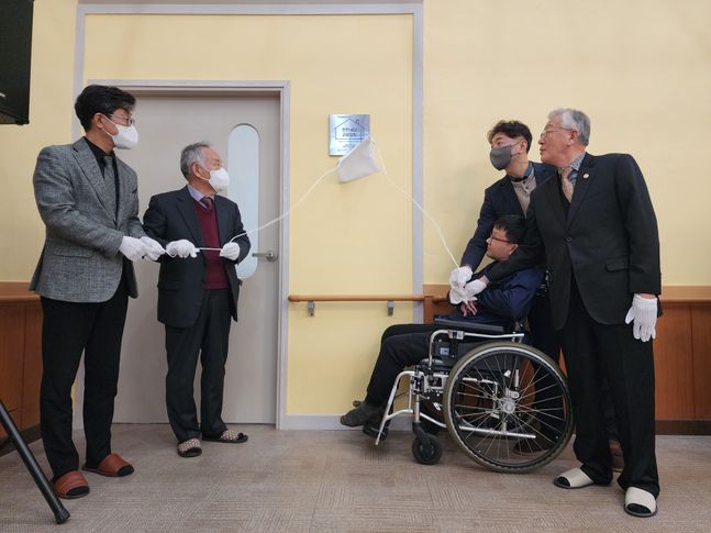 (맨 좌측에서부터 차례대로) 정석왕 한국장애인복지시설협회장, 추원서 금융산업공익재단 상임이사, 하송범 편한세상 원장, 하정섭 풍악복지재단 이사장 ⓒ금융산업공익재단
