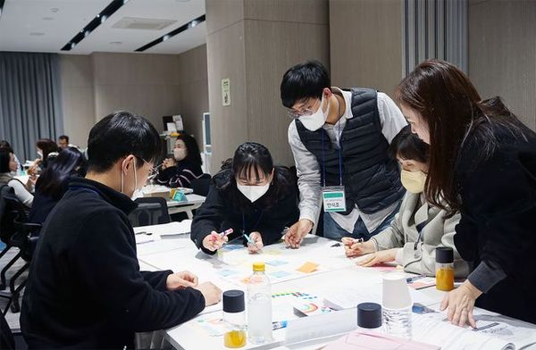 지난 8일 서울시 중앙주거복지센터에서 열린 '주거안심종합센터 사례공유회'에서 25개 주거상담소 실무자들이 사례관리 개선을 위해 토론하고 있다. ⓒ서울도시주택공사