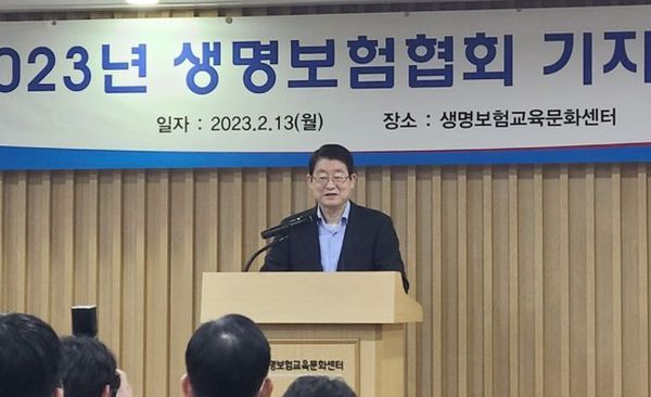 정희수 생명보험협회 회장이 기자간담회에서 모두 발언을 하고 있다.ⓒEBN