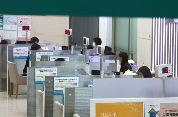 주요 시중은행의 지난해 성과급이 역대 최대인 1조3823억원에 달하는 것으로 나타났다. 사진은 한 시중은행 창구 모습. ⓒ연합