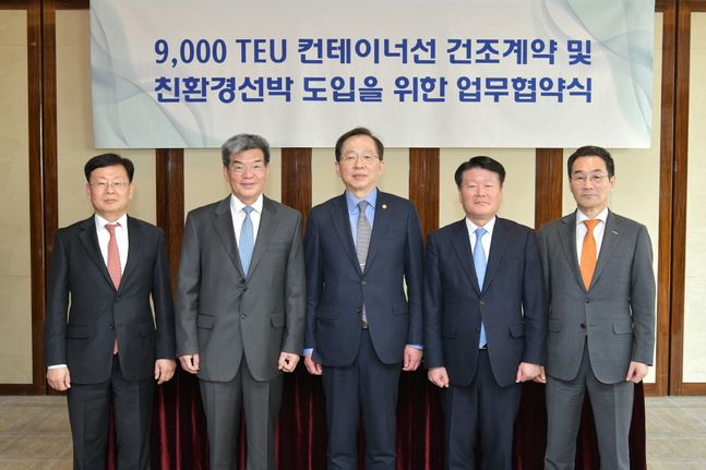 14일 서울 웨스틴조선호텔에서 열린 계약식에 참석한 가삼현 한국조선해양 부회장(사진 왼쪽에서 두번째)이 조승환 해양수산부 장관(사진 가운데), 김경배 HMM 사장(사진 오른쪽에서 두번째), 유상철 HJ중공업 대표(사진 맨 오른쪽), 박승용 현대중공업 선박해양영업본부 대표(사진 맨 왼쪽)와 기념촬영을 하고 있다.ⓒHD현대