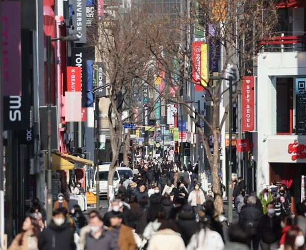 엔데믹으로 활기를 찾고 있는 서울 명동거리 모습. ⓒ연합뉴스