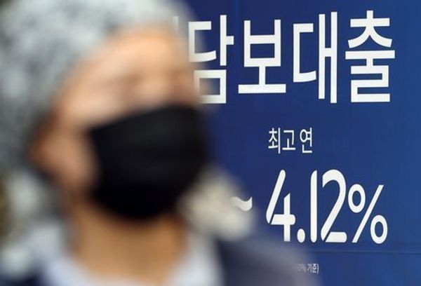 변동금리의 기준이 되는 자금조달지수(코픽스)가 두 달 연속 하락세를 이어가고 있다. 사진은 서울 시중은행 외부에 붙은 주담대 금리 안내문. 본문과 무관. ⓒ연합