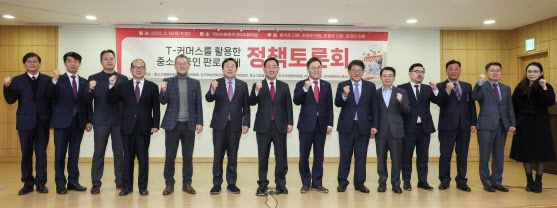 (왼쪽 6번째부터)김기문 중소기업중앙회 회장 , 주호영 국민의힘 원내대표, 홍석준 국민의힘 의원ⓒ중소기업중앙회