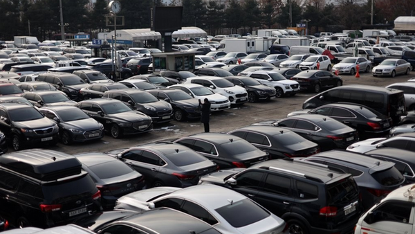 서울 장안평 중고차매매시장에 차량들이 주차돼 있다.ⓒ연합뉴스