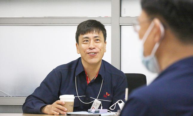 최윤석 SK인천석유화학 사장이 지난해 8월 기술장들과의 간담회에서 대화를 나누고 있다ⓒSK인천석유화학