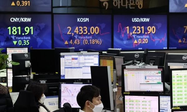 지난달 외국인 순매수세로 끌어올린 코스피가 전일 2410선까지 밀리며 코스피 2400선도 위태로운 것이 아니냐는 우려 섞인 목소리가 나온다.ⓒ연합
