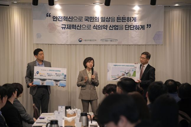 오유경 식품의약품안전처장이 서울시 종로구의 한 음식점에서 신년 기자간담회를 열고 올해 계획을 발표하고 있다.ⓒ식약처