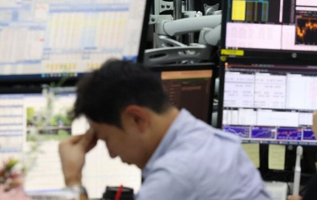 27일 코스피 지수가 장 초반 1% 이상 하락하면서 2400선이 붕괴됐다.ⓒ연합