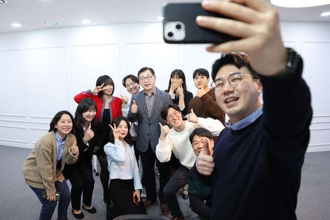 박현철 롯데건설 부회장(가운데)과 주니어보드 3기 구성원들이 기념 촬영을 하고 있다.ⓒ롯데건설 